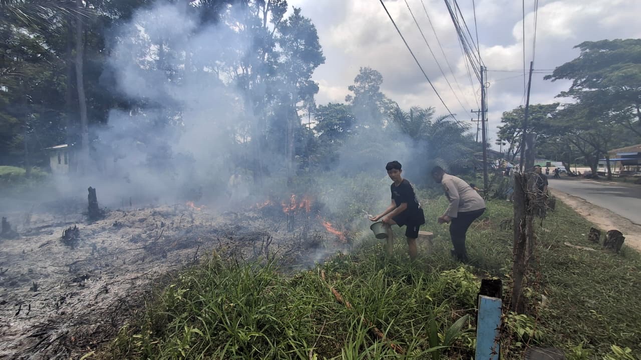 Satlantas dan Polsek Nanga Pinoh Respon Cepat Padamkan Kebakaran Semak di  Areal Yayasan Emaus – www.berita-aktual.com